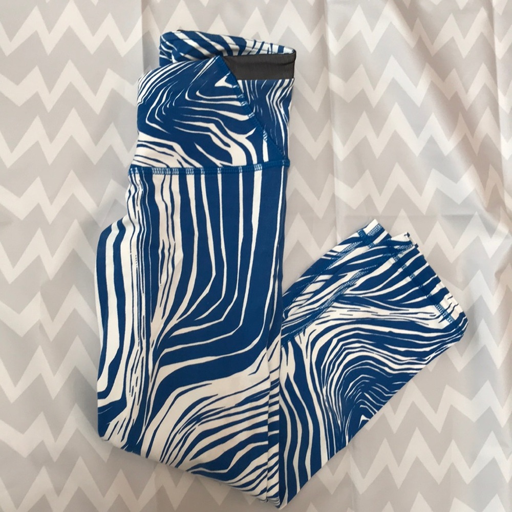 Yogasmoga blue zebra print crop legging, size 2